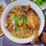 과천 경마장 근처에 있는 한정식당. 조미료를 하나도 쓰지 않는 집이라 모든 음식이 개운하고 깔끔하다. (훈제 오리고기는 좀 별로였다. 격을... 