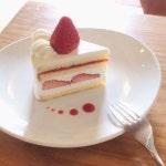 커피명가 딸기케이크. 요즘 같이 추운 날씨 주변에 가까운 사람들과 함께 따뜻하고 행복한 시간을 가져보아요. 판케이크에 있는 Cha... 