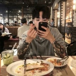 김현진 on Instagram: 엄청 더웠던 택시씬 ... 정차중에 더위 식혀주는 선호팀 😭😭 | 배우, 유명인사, 곰