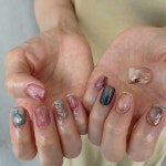 Pin page 네일무이 NAILMOOi _ 상표등록완료 on Instagram: 이끼딸기, 조금 밝은 걸 원하셔서 자석젤은 요거트젤신상으로🤍 #이끼딸기... 
