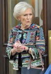 Pin page [금아 천아트]  삼베치마에  하얀구절초 | Abiti ricamati, Vestiti, Modelli di vestiti