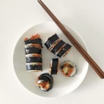 녹차빵인줄 알았는데 클로렐라 ~ ㄹ 맛있으면 사려고 시식 눈꼽만큼 먹었는데 사랑니 때문에 한참 녹여먹음 ,,! 어차피 사도 아파서 못먹을것... 