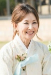 파랑 저고리와 빨강 저고리, 그리고 진회색 치마의 진주사 한복들