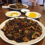 경쟁이 날마다 치열해지는 종로 바닥에서, 굳이 만보성까지 찾아오는... 특히 해물이 들어간 쟁반짜장/짬뽕은 그 해물이 넘쳐흘러… | 요리... 