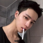 강용진 on Instagram: “홍대 리엔장에서 밴딩주사 맞고 살 빠졌냐고 소리 들었어욥,,”