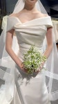 weddingsquare.bridalmi on Instagram: ⠀ ⠀ ⠀ 실크의 고급스러움 💓 패턴이 어깨를 여리여리하게 만들어주는 오프숄더 드레스... 