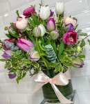 배워가셔서 집에 두고, 꽃이 생길 때마다 꽂아보시면 화병꽂이와는 또 다른 매력을 발견하실 수 있어요 ! 서양형 꽃꽂이에 익숙해지셨다면... 