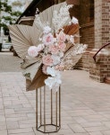 Pin page Church flower arrangements에 있는 Sallysuetyi님의 핀 | 꽃꽂이, 꽃꽂이 꽃, 제단 장식