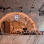 화이트&우드톤에 조명으로 포인트를 준 27평 카페 인테리어 (거제 덕포동) 큐플레이스 :: 상업공간 인테리어 비교견적 서비스... 