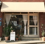 가구로 포인트를 준 화이트톤의 11평 빈티지카페 인테리어 slide image | 인테리어, 카페 인테리어 디자인, 인테리어 디자인