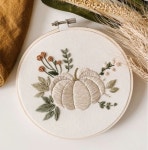 Pin page Embroidery에 있는 Mónica Brito님의 핀 | 봉제 공예품, 자수, 공예품