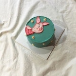 Pin page Instagramda Our hours , 우리들의 시간: “피글렛🐰💕 . . . . #기념일케이크#대구#대구빈티지케이크#크림치즈케이크#딸기케이크... 
