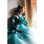 청춘한복아랑 on Instagram: “[🖤6월 #실내프로필 오픈 예정] 여러분을 몽환의 세계로 초대합니다💫 어둠 속에서 빛나는 고고한 모습을 담아... 