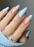 Pin page 울산네일 화봉동네일 송정동네일 윤네일 on Instagram: #윤네일 이달의아트에 꽃추가💙🩵 @estemio_nail (워터컬러)... 
