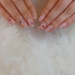 이쁨주의보ㅋㅋ #미세먼지뿜뿜 #반짝이뿜뿜 _ #도트스톤네일 #무지개네일 🌈 . . . @nailta… | Manicura, Manicura de uñas... 