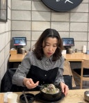 먹어봐야죠~ 우사골 국물 베이스로 깔끔하면서도 맛있고 순대와... 겉절이도 맛있고 깍두기는 설렁탕 맛집 깍두기맛? 요럼 표현이 되려나요.ㅋㅋ... 