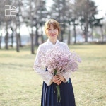 블랙 바탕에 붉은 꽃이 아름답게 물들었습니다. 한폭의 그림과 같은 느낌을 자아냅니다. 리슬만의 섬세한 패턴으로 입체적인 볼륨감을 살려... 