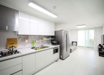 묵은 때 벗은 강릉 47평 아파트 시공전후 - Daum 부동산 인테리어 | Kitchen cabinets, Home decor, Kitchen