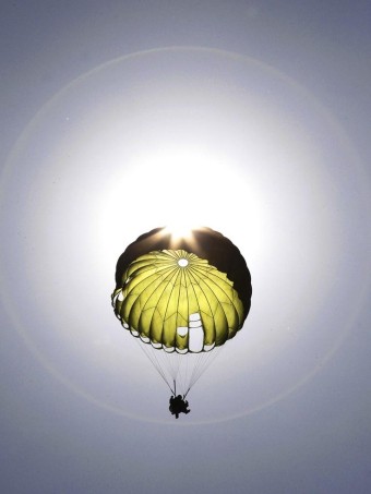 한미 연합 강하훈련에 참여한 한 특전사 장병이 6일 낙하산을 펴고 태양을 등진 채 내려오고 있다. <김재명 기자...