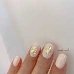 미니네일 on Instagram: “#미니네일#금박네일 . . . 금박이랑 유리필름은 진리 💛” in 2020 | Nails, Stud earrings, Beauty