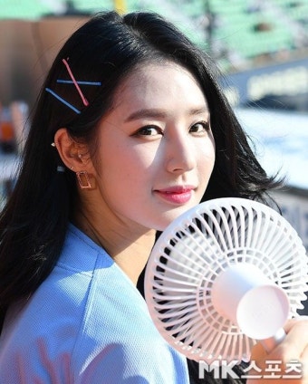 자이언츠와 두산 베어스 경기가 열렸다.  롯데 치어리더 박기량이 폭염에 미니선풍기를 틀고 더위를 식히고 있다.        photo@maekyung.com...