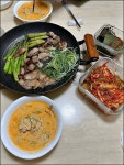 가정식 비지 찌개와 삼겹살 구이를 만들어 먹습니다.