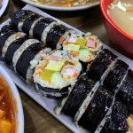 어울렸음👏🏻 김밥도 집에서 싼 것 같은 친근한 서타일, ,,♥ 족발 다 팔려서 못 시킨… - 2021 Instagram의 먹스타그램 (쩝쩝박사... 