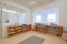 화이트&우드톤 깔끔한 분위기의 30평 마마몽떼 인테리어 견적 | Art studio room, Studio room, Kindergarten design