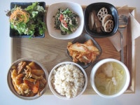 시원하게 끓여진 맑은 콩나물 순두부 국 , 버섯 듬뿍 들어간 야채 떡볶이, 영양가득 뿌리채소 끝판왕 우엉+연근 조림, 향긋한 쑥갓 두부 무침, 잘... 