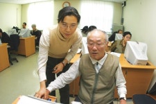 컴퓨터교육 받으시는 어르신