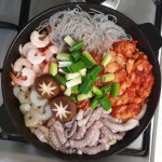 도축장에서 직접 받아오는 한우곱창에 식감이 뛰어난 활낙지와 홍새우~😋😋 ㆍ 박기모 조방낙지집 만의 특제소스까지~ . 세상…… - 2021 | 새우