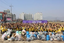 이천과 여주에 있는 하나님의교회(안상홍님) 성도들과 그 가족, 친구, 이웃 등 250여 명이 참석한 유월절 맞이 증포동 거리정화 활동을 펼쳤다.... 
