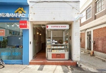 레트로감성 성수동 9평 에스프레소바 인테리어 비용 | Coffee shop design, Cafe design, Kiosk design