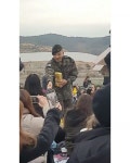 태양이떠오르는스테이순 | snacks and shake hands to his fans🌞💕 . © Secretgarden2BW . #태양이_다시_떠오르는날#Dope_Discharge_Congratz” (Clip)