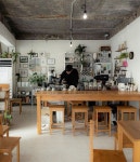 day cafe에 있는 Shyanna Bourasa님의 핀 - 2025 | 인테리어, 빈티지 인테리어, 벽 페인트