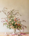 from my Spring Study workshop a couple of weeks ago. This time created by Gilly again sensibly not … | 꽃꽂이, 꽃, 센터피스
