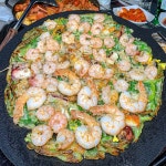 터트려 치즈랑 같이 싸먹으면 감탄...😇 7000원이라는 혜자스러운... ✔️논현역 #후문포차 ✔️매콤짜파게티 7,000 부대전골 25,000 해물파전 28,000... 