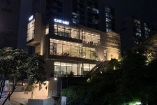 ⠀ 커피 마시러 너무 멀리왔다.😑 . .  CAFEMELT 카페멜트 | House styles, Mansions, Building
