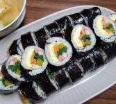 놀다가세용 on Instagram: “김밥 하나로 기분업되는애 #😙 #홈먹방#아빠표#김빕#집김밥#최애 #이기분아침까지만끽을위해 #한줄킵해둠... 