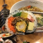 (@youngsfilm) on Instagram: “#고봉민김밥 #빵빵해 🤤 #새우김밥 🍤 #알로하치즈김밥 🧀 #우동 🍜” | 식품 아이디어, 음식, 한식