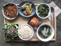 구수한 팽이버섯 들깨미역국,매콤향긋한 깻잎장아찌,화끈한 겨자소스의 미나리낙지냉채, 제주에서 온 취나물 무침에 아삭한 김치와 고소한... 