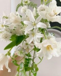 숲속을걷다 on Instagram: “고급반 Cascade bouquet 🤍 영국에서 배웠던... 수업하는 숲속의 부케. 부케 수업 하고나면 꼭 목이 갈라지는 거... 