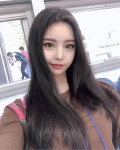 진희 on Instagram: “날씨가 갈색🍂🧡 머리 하고 싶은데 20년째 흑발의 긴 생머리 슬슬 지겹🥰 #할머니랑”