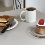 앙버터 스콘 & 딸기 생크림 머핀 스콘 성애자라... 스콘으로 만드는건 다 좋아하는데 앙버터스콘이라니 ! ... ෆ 좀 더 바삭하고 부서지는 식감의... 