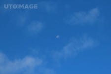 구름 사이에 떠있는 반달 kimgs4725, 사진, 하늘, 하얀, 구름, 파란, 달, 반달, 자연, 환경, 청정, 아침, 배경, 오브젝, 오브젝트 - 2021 | 구름... 