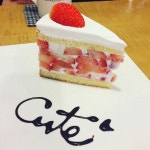 커피명가 딸기케이크. 요즘 같이 추운 날씨 주변에 가까운 사람들과 함께 따뜻하고 행복한 시간을 가져보아요. 판케이크에 있는 Cha... 