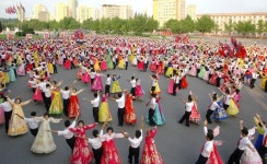 전승절을 맞으며 청년학생들의 경축무도회 진행