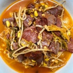 오늘은 선지가 듬뿍 들어간 푸짐푸짐한 #선지해장국 에 밥 한가득 말아서 배터지게 먹는 점심이에요😃❗️. 모두 맛점하세요👍🏻.” | 음식... 