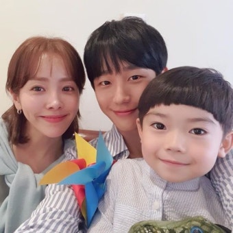 [뉴스엔 이민지 기자]  한지민, 정해인이 아역 하이안과 단란한 시간을 보냈다.  배우 한지민은... 공개된 사진은 한지민, 정해인, 하이안이 함께...