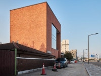 강릉 교동, 근생: 레드 큐브 - 2021 | 건축 디자인, 콘크리트 건축, 벽돌 집
